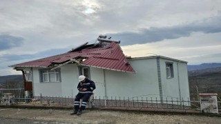 Orduda fırtına nedeniyle çatı uçtu, ağaç devrildi