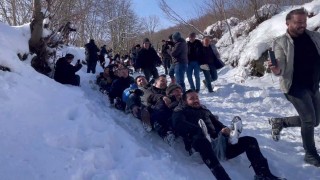 Orduda kar yağışı eğlenceye dönüştü: 150 kişi aynı anda kaymaya çalıştı