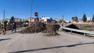 Ortasında delik oluşan köprü trafiğe kapatıldı