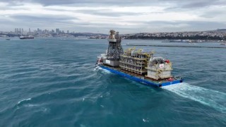 Osman Gazi yüzer üretim platformunun parçaları ile Yıldırım Sondaj Gemisinin kulesini taşıyan dev platform gemisi İstanbul Boğazından geçiyor.