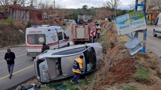 Osmaniye'de Otomobil Yol Kenarına Devrildi