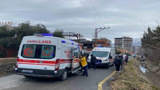 Osmaniyede otomobille çarpışan motosiklet kanala düştü: 2 yaralı