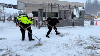 Osmaniyede polisler kürek aldı, vatandaşın yolunu açtı