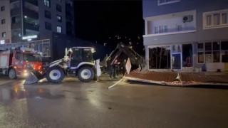 Osmaniyede şiddetli rüzgar sundurma çatısını yerinden söktü