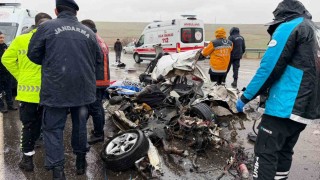 Otobüs otomobili kağıt gibi ezdi: 3 ölü, 1 yaralı