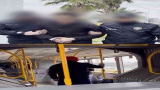 Otobüste tartıştığı genci darbeden şüpheli yakalandı