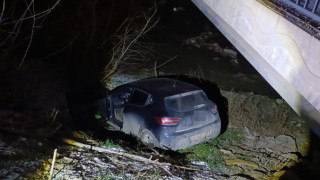 Otomobil dereye uçtu, sürücü yaralandı