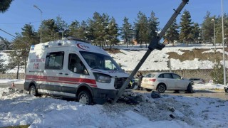 Otomobil ile ambulans çarpıştı: 2 yaralı