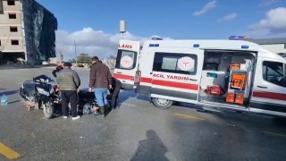 Otomobil ile çarpışan motosiklet sürücüsünün bacağı kırıldı