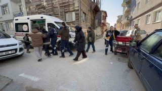 Otomobil ile çarpışan motosiklette kadın sürücü ile yanındaki 2 çocuk yaralandı