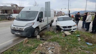 Otomobil ile minibüsün çarpıştığı kaza kamerada