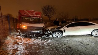 Otomobil kamyonetle kafa kafaya çarpıştı: 3 yaralı