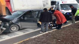 Otomobil, kırmızı ışıkta bekleyen tıra çarptı: 1 yaralı