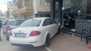 Otomobil kuaför dükkanına daldı: Çalışanlar kaçtı, müşteri fotoğraf çekti