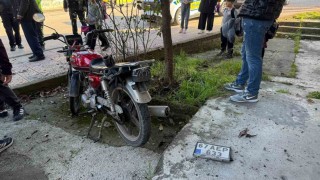 Otomobile çarpmamak için manevra yapan motosiklet devrildi: 1 yaralı