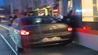 Otomobilin tramvayla çarpıştığı kazada maddi hasar oluştu
