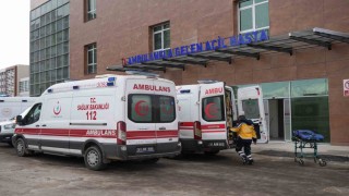Otomobille çarpışan motosiklet sürücüsü öldü