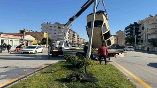 Otomobille çarpışan ticari araç takla attı: Kaza anı kamerada