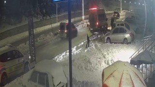 Park halindeki araçlara çarpıp kaçtı: o anlar kamerada