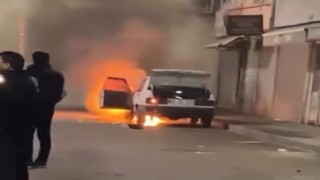 Park halindeki otomobil alev alev yandı