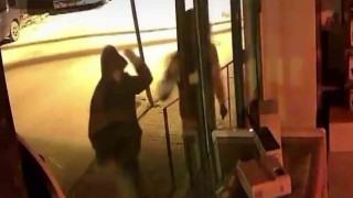 Parke taşıyla camları kırıp hırsızlık yaptılar: O anlar kamerada