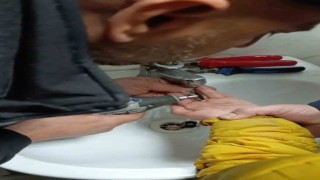 Parmağını metal paraya sıkıştırdı, itfaiye ekiplerince kurtarıldı