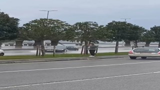 Pendikte fırtına nedeniyle deniz suyu sahil yoluna vurdu