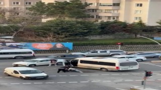 Pendikte kırmızı ışıkta yol verme kavgası kamerada