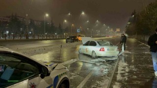 Pert olan otomobilden burnu kanamadan çıktı