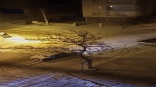 Polatlıda kar yağışı yolları buz pistine çevirdi