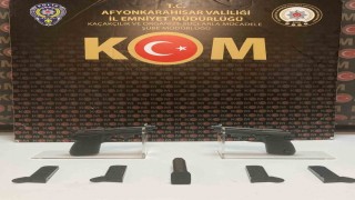 Polis 2 ruhsatsız tabanca ele geçirdi