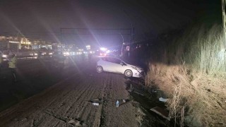 Polis aracına ve elektrik direğine çarptı