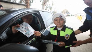 Polis ve jandarma kamuflajı ile denetim yapan depremzede çocuklar yürekleri ısıttı
