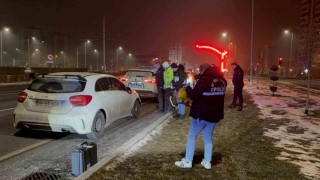 Polise çarpıp kaçan şahıs, olay yerine gelince yakayı ele verdi: 1i polis 2 yaralı