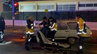 Refüje çarpan otomobilde sürücü yaralandı