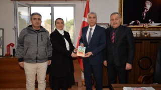 Rehber Öğretmen Kuşcu Kitabını Albak’a Takdim Etti