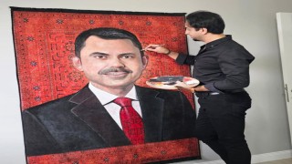 Ressam çift, Bakan Kurumu halıya resmetti