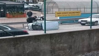 Rüzgarın etkisiyle devrilen otomobile çevredeki vatandaşlar koştu
