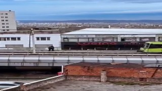 Rüzgarın kopardığı tabela metro hattına düştü