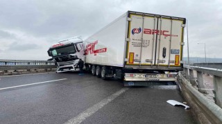 Sağanak beraberinde kazayı getirdi: Kuzey Marmara Otoyolunda tır makasladı