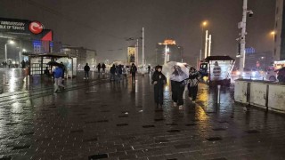 Sağanak yağışın etkili olduğu Taksimde şimşekler geceyi aydınlattı