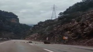 Saimbeylide yağışlar sonrası yola yine kaya düştü