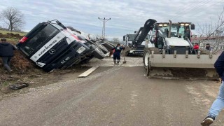Samsunda beton mikseri kanala devrildi