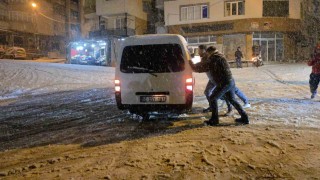 Samsunda kar çocuklara eğlence, sürücülere çile oldu