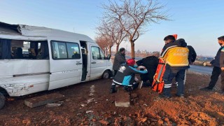 Şanlıurfada işçi servisi ağaca çarptı: 7 yaralı