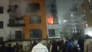 Şanlıurfada yangın paniği: Mahsur kalanları itfaiye ekipleri kurtardı