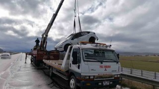 Şarampole devrilen Teslada 2 kişi yaralandı