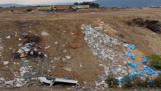 Şarampole yuvarlanan kamyonetteki 2 kişi yaralandı