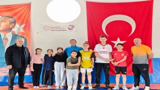 Sarıgölde minik güreşçiler tatilde de minderde