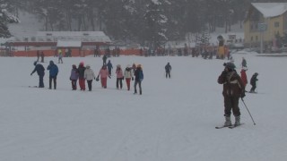Sarıkamışta kar yağışı altında kayak ve snowboard keyfi